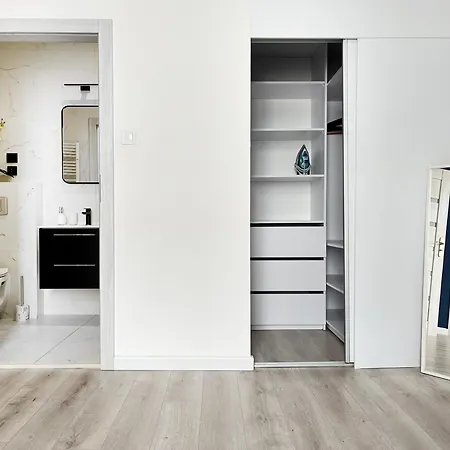 For 6 Guests, 2 Bathrooms And Air Conditioning * 크라쿠프