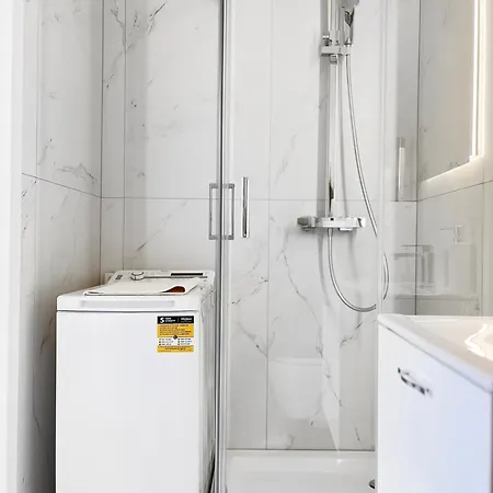 For 6 Guests, 2 Bathrooms And Air Conditioning 아파트 *