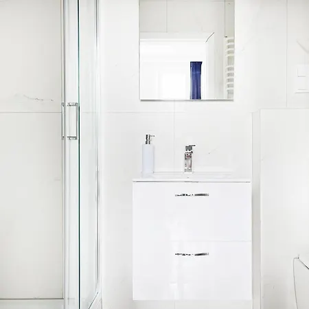 For 6 Guests, 2 Bathrooms And Air Conditioning *