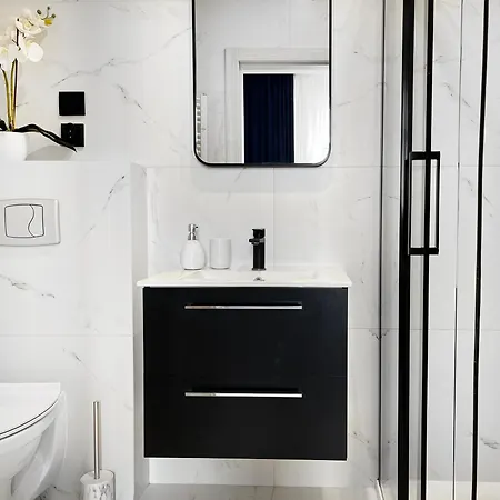 For 6 Guests, 2 Bathrooms And Air Conditioning *
